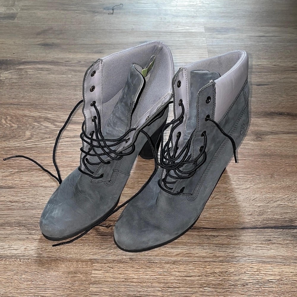 Timberland Women’s heeled leather boots size - 9M